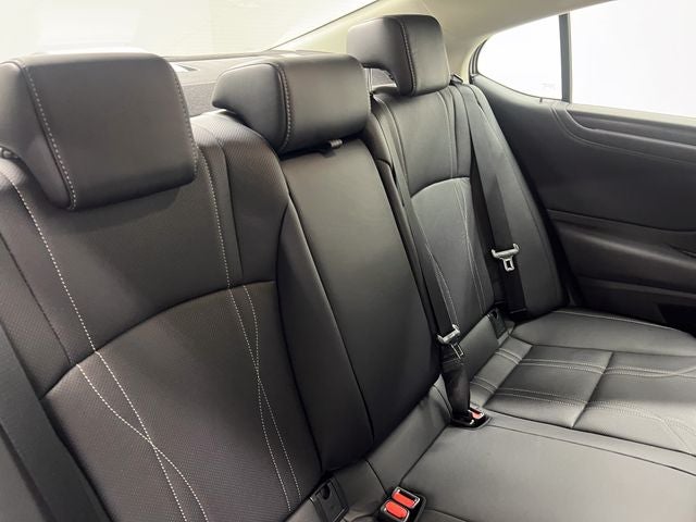 2025 Lexus ES 300h Luxury