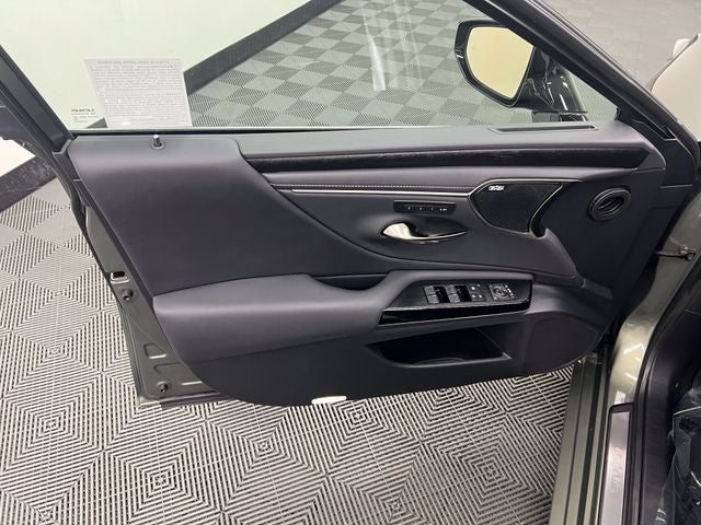 2025 Lexus ES 300h Luxury