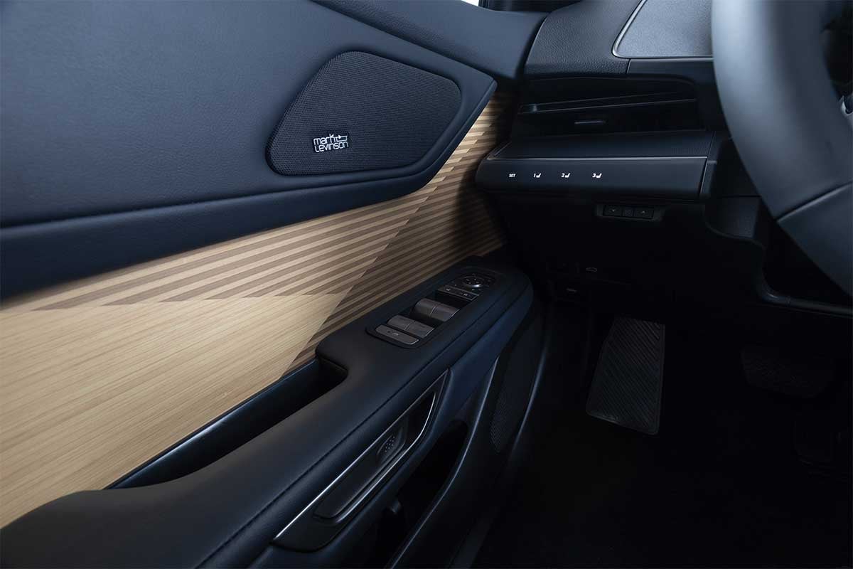 ES 500e Luxury shown in Black with Bamboo trim